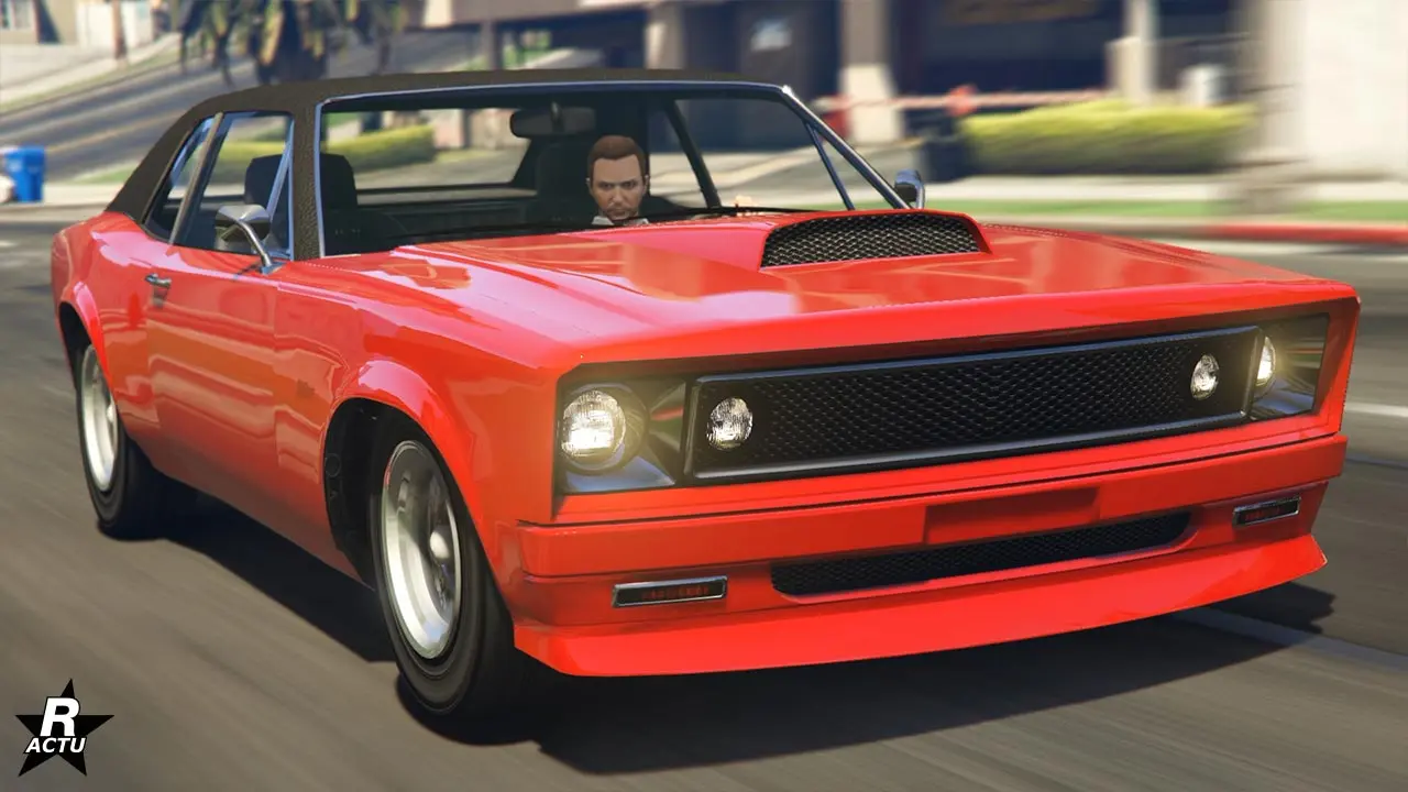 L'avant de la voiture Declasse Tampa dans Grand Theft Auto Online. Elle est peinte intégralement dans un rouge vif brillant, à l'exception du toit qui se trouve être fait d'une toile noire. Le capot possède une large ouverture pour refroidir le moteur.