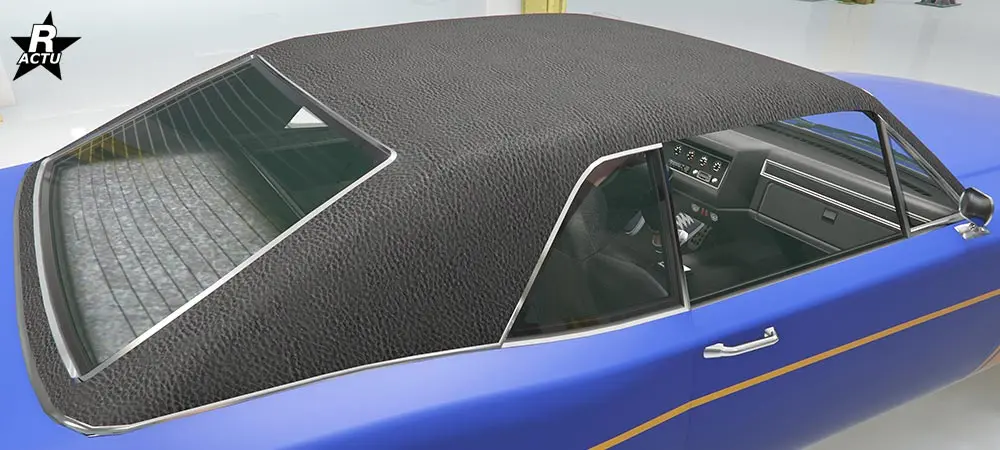 Toit de série du bolide fait d'une toile noire.