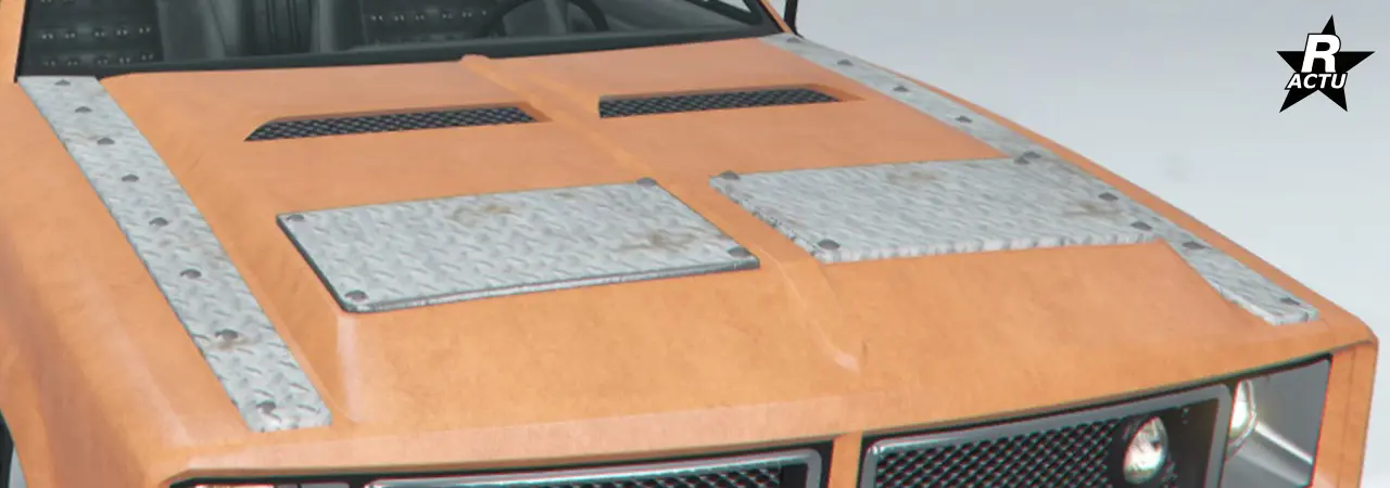 Capot légèrement blindée avec un renforcement d'une bande métallique de part et d'autres sur les côtés avec deux plaques rectangulaires métalliques au centre du capot.