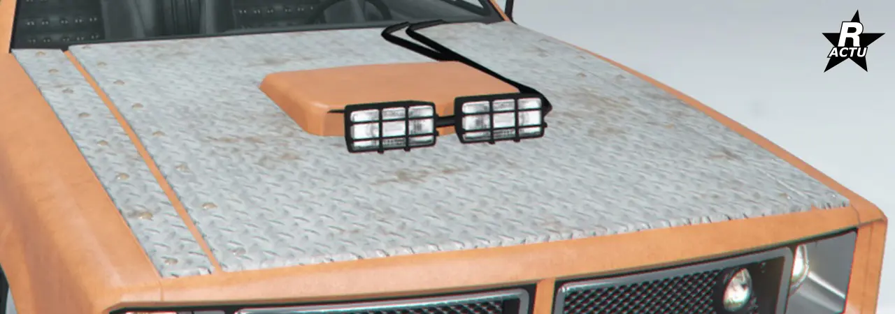 Capot lourdement blindé où il est pratiquement recouvert d'une plaque métallique. Au centre du capot se trouve en enfoncement ressortant vers extérieur, tandis que deux projecteurs se trouvent devant.