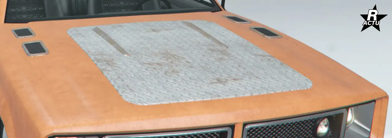 Capot moyennement blindé avec une grande partie du centre du capot se trouvant renforcé avec une plaque métallique, et des aérations du moteur sur les côtés du capot.