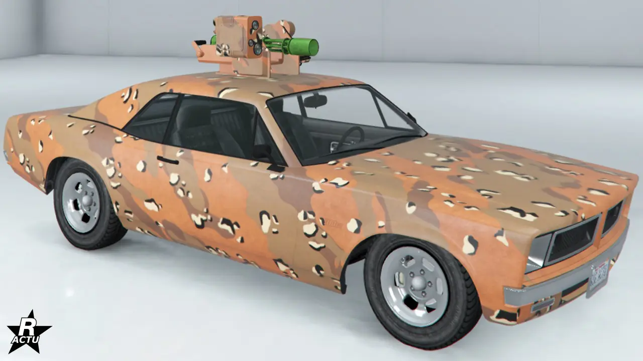 Vinyle sur la carrosserie de la Tampa armée ajoutant un camouflage de type désert de couleurs brun et beige, avec des taches blanches.