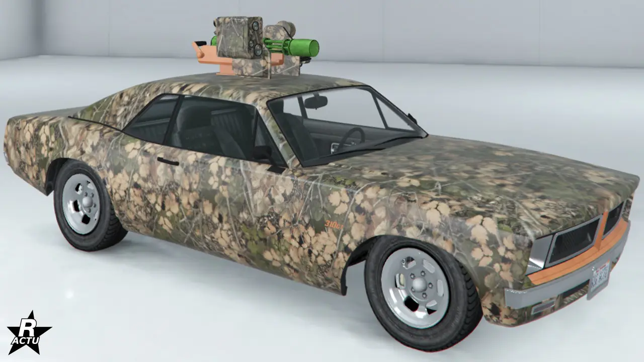 Motif de camouflage, recouvrant la carrosserie de feuilles vertes foncés et beiges.