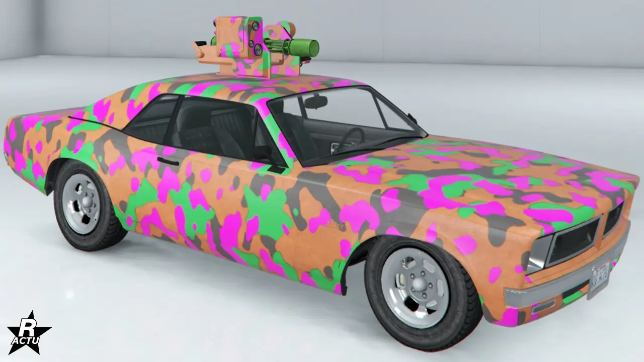 Camouflage militaire de taches uniformes roses, vertes et grises, recouvrant la carrosserie du bolide militarisé.
