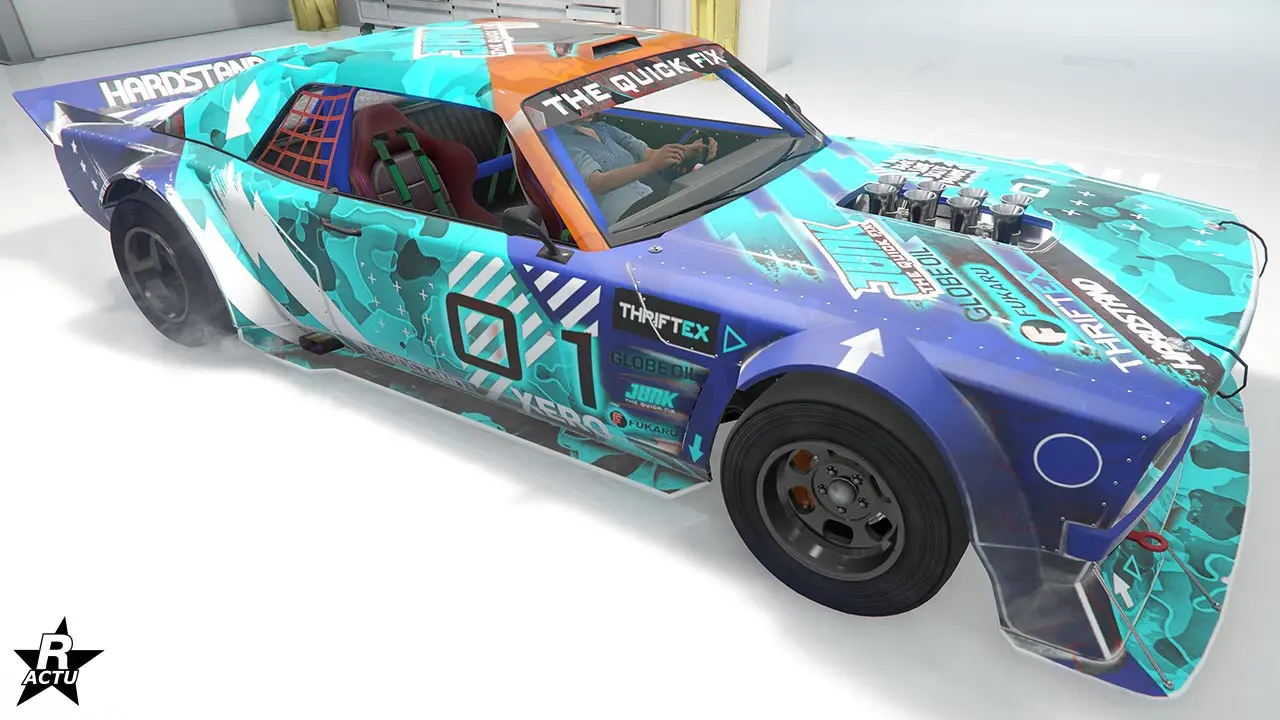 Skin de carrosserie "Camouflage drift bleu" ajoutant une décalcomanie de camouflage de nuances de bleues ciels sur une grande partie du bolide, ainsi que des sponsors sur le capot et le chiffre noire "01" sur les côtés latéraux.