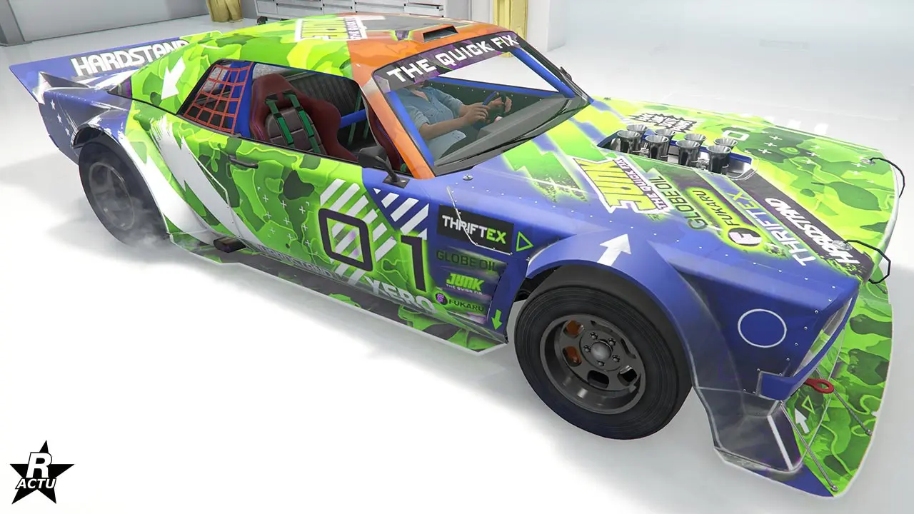 Motif de carrosserie "Camouflage drift vert" sur la Tampa drift. Il s'agit d'une décalcomanie recouvrant une grande partie du véhicule avec un camouflage de nuances de verts, affichant le numéro de course "01" sur les portières, ainsi que des sponsors sur le capot.