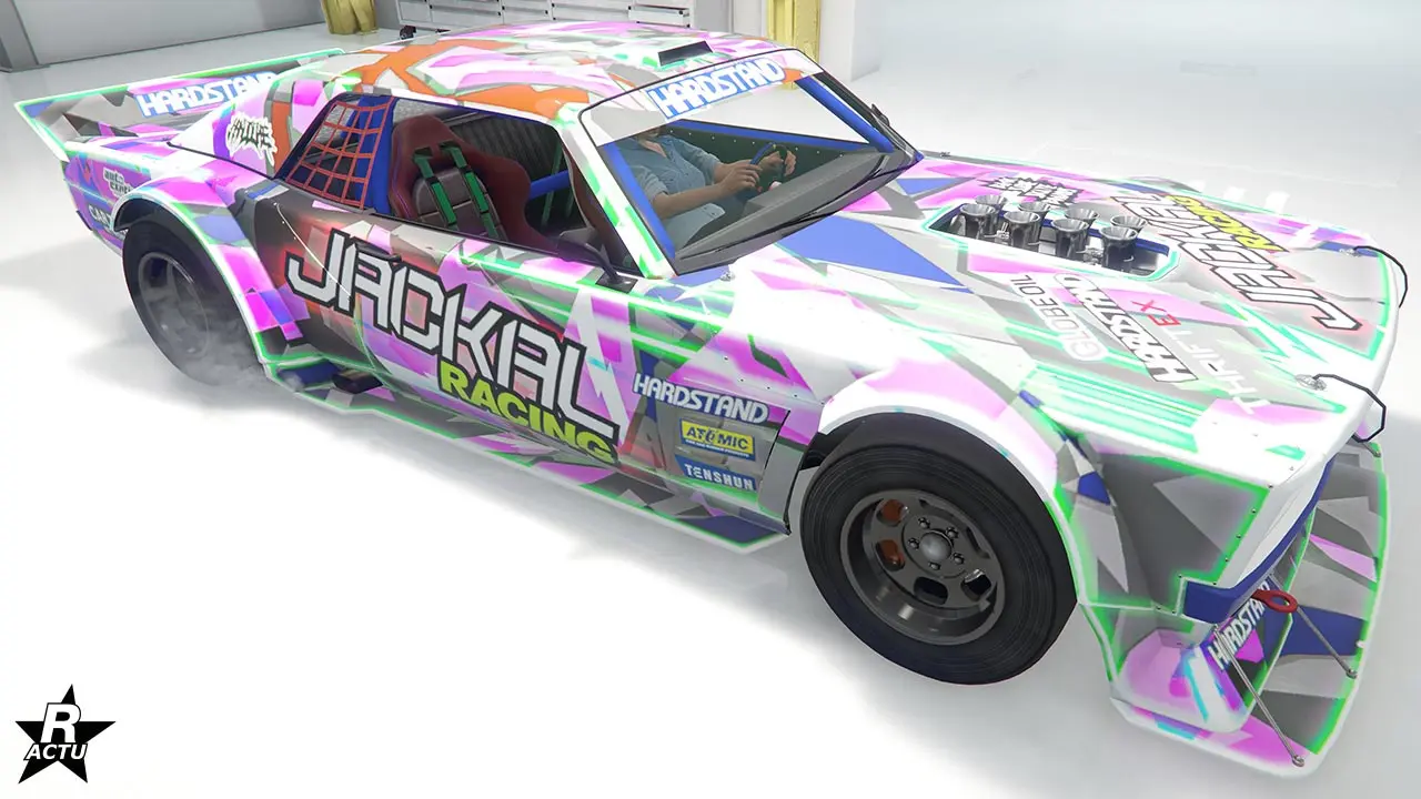 Skin de véhicule "Drift Jackal" recouvrant en grande partie la Tampa avec des formes géométriques blanches, roses et vertes anises, et ajoutant l'autocollant "Jackal Rancing" sur les portières latérales.