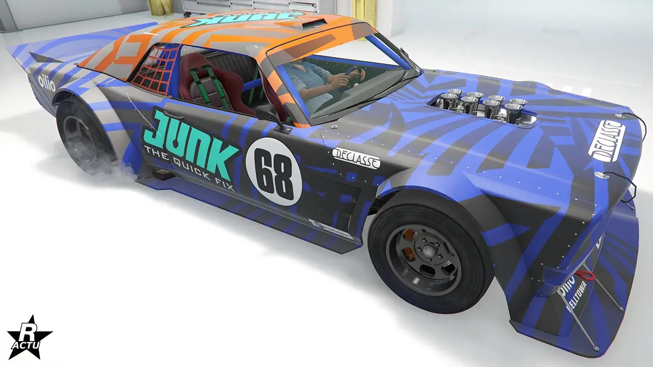 Skin "Drift Junk" ajoutant des décalcomanies de rayures noires horizontales sur l'ensemble de la carrosserie, ainsi que le logo de la boisson énergétique "Junk" sur les portières avec le numéro de course "68" dans un cercle blanc.