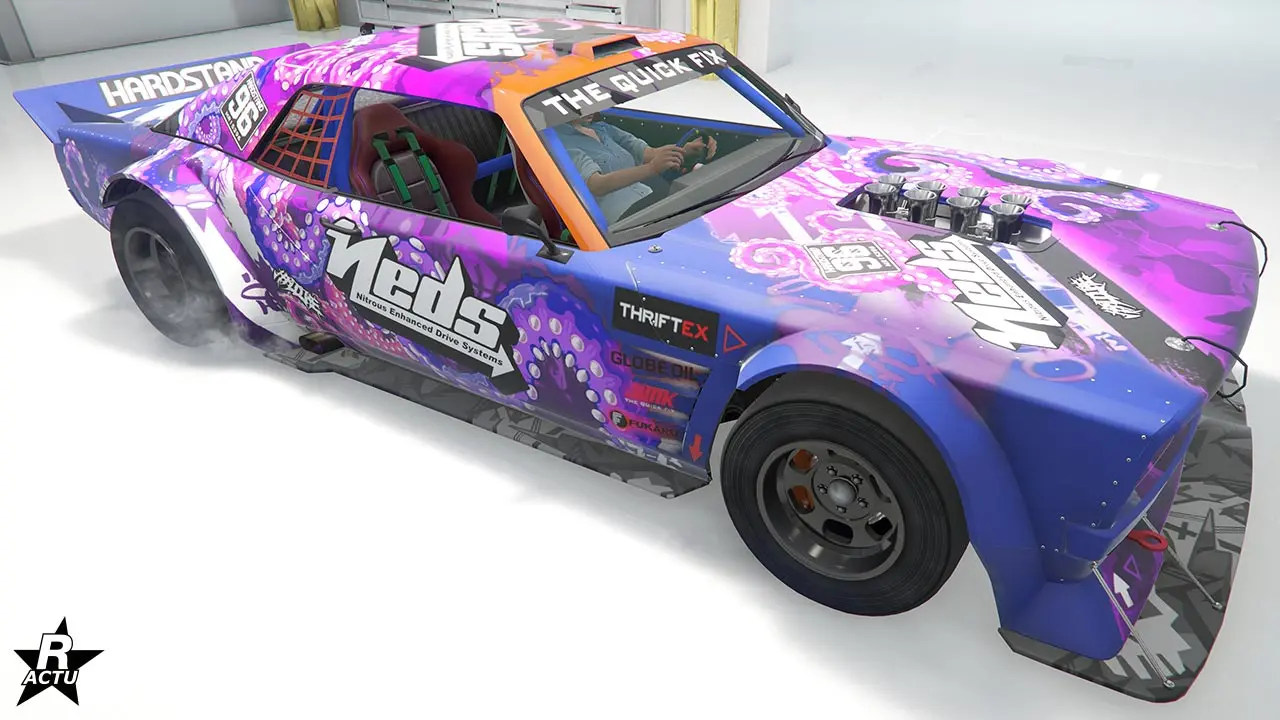 Groupe de décalcomanie se nommant "Drift Neds", ajoutant des dessins de ventouses de calamars roses et mauves, ainsi qu'un autocollant blanc "Neds" sur les portières latérales du véhicule de GTA Online.