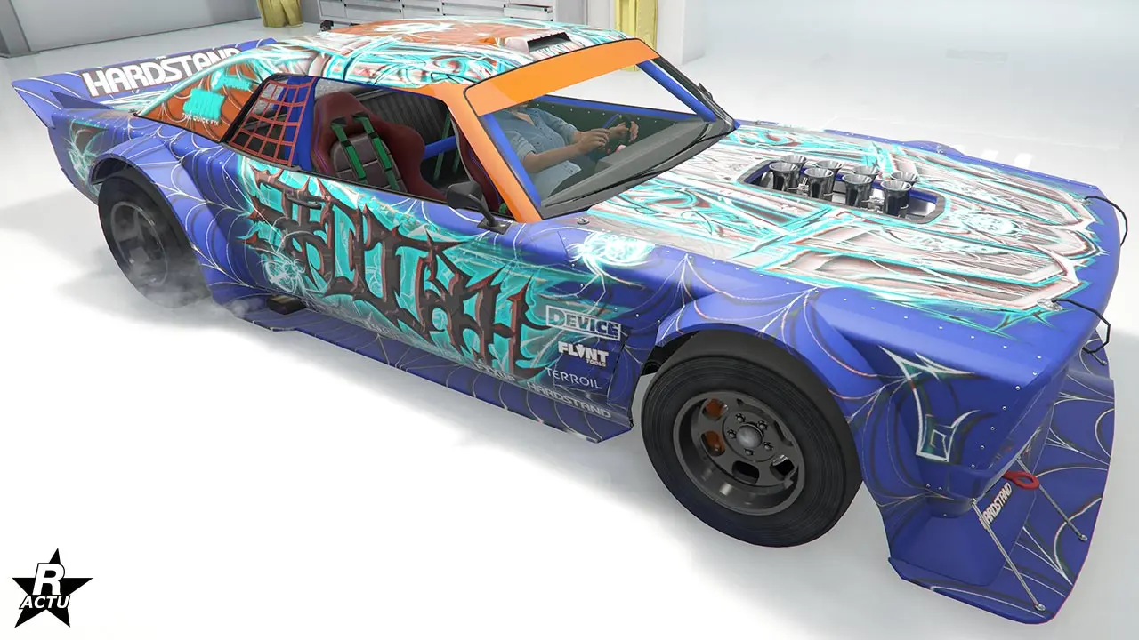 Skin de voiture "Hardcore custom bleu" pour la version drift de la Tampa de GTA Online. Cela ajoute des décalcomanies de nuances de bleues ciels, avec des autocollants de toiles d'araignées par dessus.