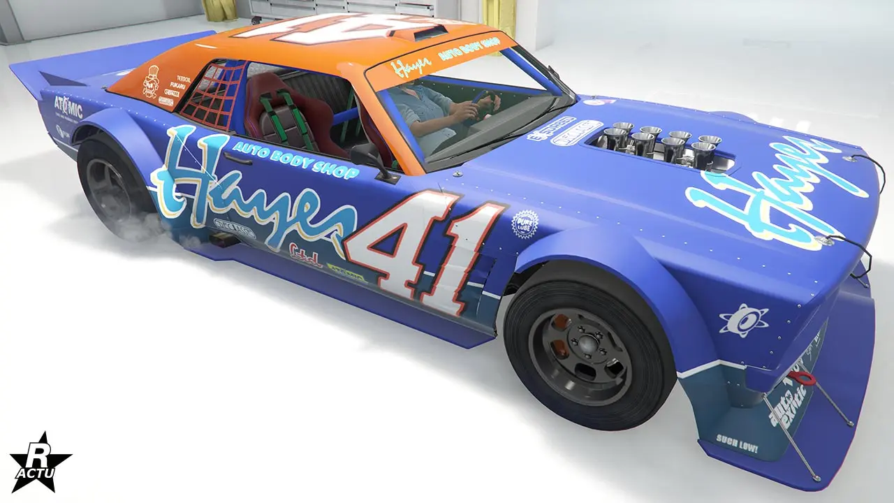 Skin de véhicule "Hotring Racer" apparaissant sur la Tampa drift. Il s'agit d'un grand autocollant bleu ciel "Hayer" sur les cotés latéraux et l'avant du capot, tandis que le chiffre "41" apparaît en grand en blanc sur les ailes avant.
