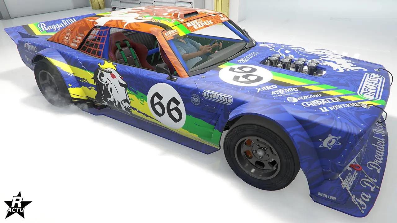 Motif de carrosserie "Ragga Rum" ajoutant une bande verte et jaune rappelant le drapeau Jamaïquain sur le capot et les côtés latéraux. Le numéro de course "66" apparaît dans un grand cercle blanc sur le capot et les portières. Différents sponsors apparaissent sur le capot.
