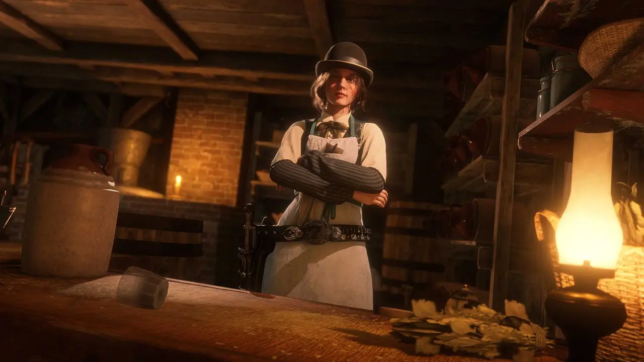 Une cowboys habillée en distillateur dans le sous-sol de la cabane du rôle de distillateur clandestin.