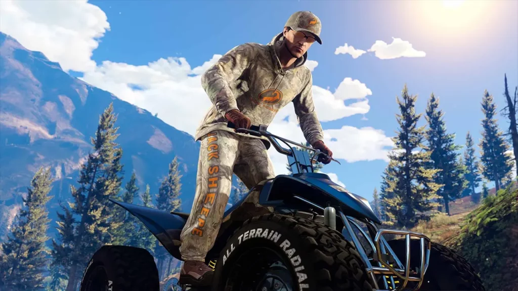 Un joueur de GTA Online, debout sur un quad dans une forêt, tout en portant les vêtements des avantages GTA+ de novembre 2025 : La casquette, le sweat à capuche et le pantalon de camouflage Jack Sheepe.