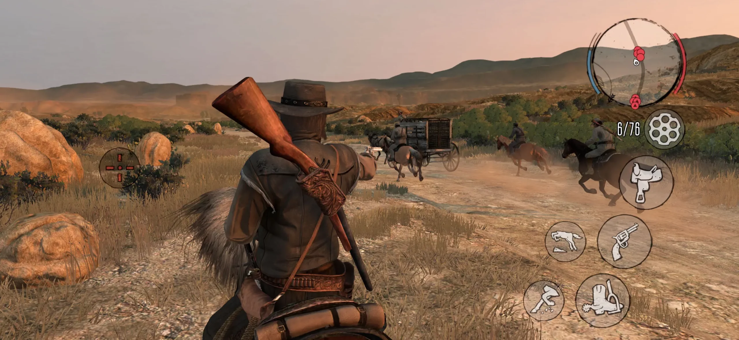 John Marston sur un cheval au bord d'un chemin, pointant son revolver vers un convoi de chevaux et d'un charrette.