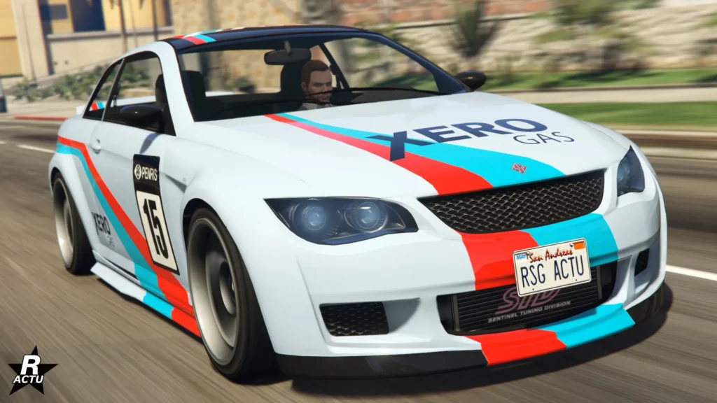 L'avant du coupé allemand "Ubermacht Sentinel XS" dans sa version drift. Le véhicule est peint en blanc avec une décalcomanie de course sur le capot.