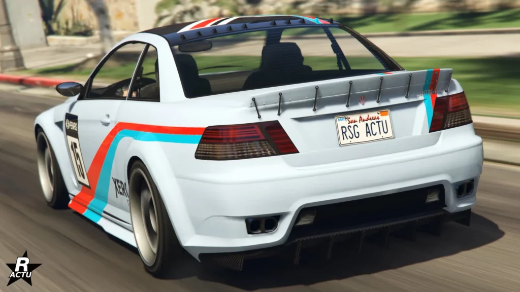 Vue arrière du bolide "Ubermacht Sentinel XS" dans le jeu vidéo GTA Online. Le coupé est peint en blanc et possède des décalcomanie de bandes blanches et rouges sur ses côtés latéraux.