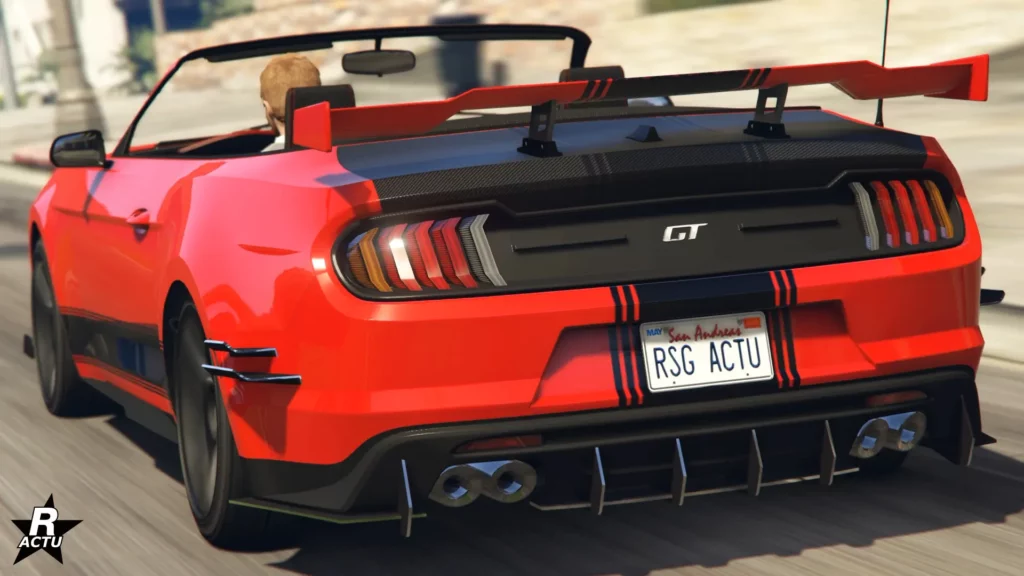 Vue arrière du muscle car décapotable "Vapid Dominator GT" dans sa version drift. La voiture américaine est peinte en rouge vif et son coffre est fait de fibres de carbone.