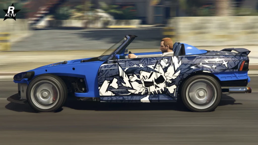 Vue latérale de la Dinka RT3000 version drift. Le véhicule est peint en bleu et dispose d'une décalcomanie de tête de mort ailé sur les portières.