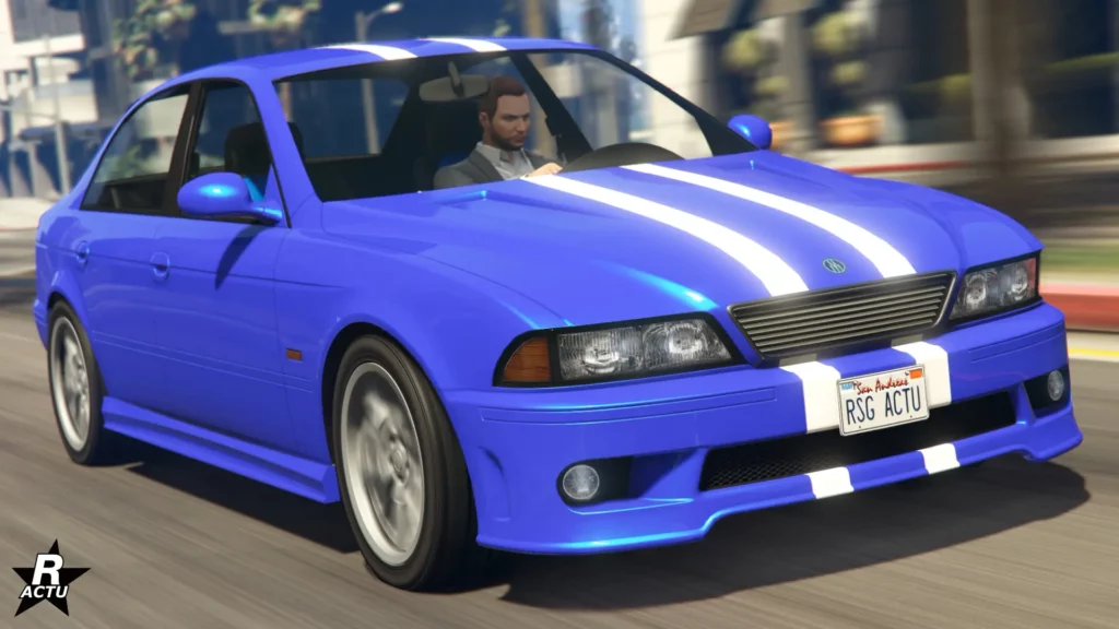 Vue avant de la berline Ubermacht Sentinel XS4 dans GTA Online, la voiture est peinte en bleu avec une décalcomanie d'une double bande blanche sur le capot et le toit.