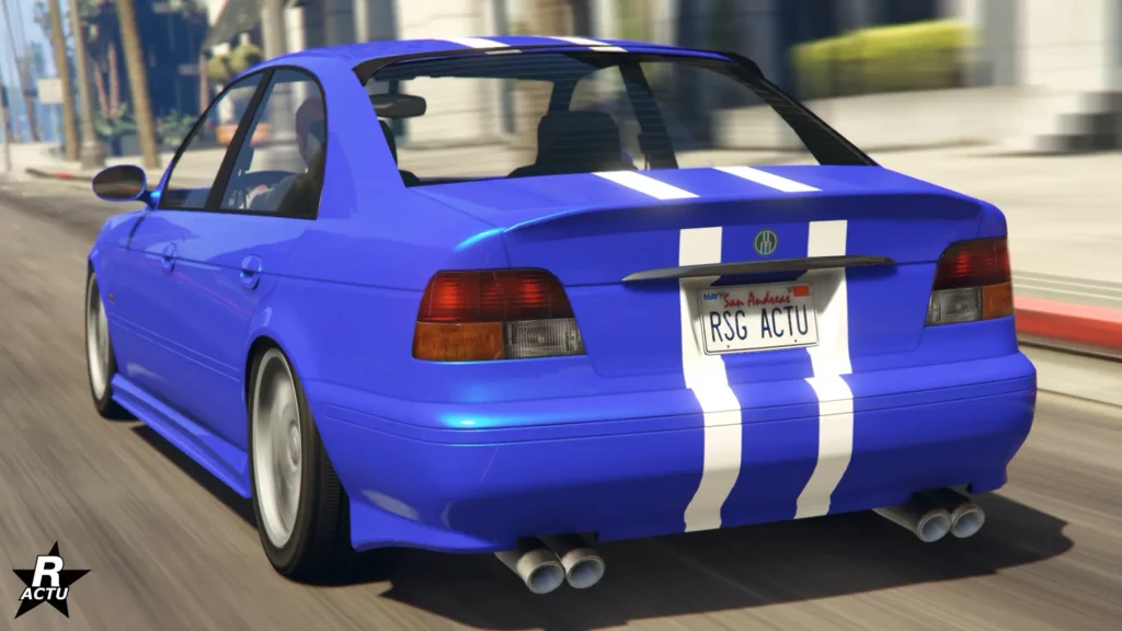 Vue arrière du véhicule Ubermacht Sentinel XS4 dans le jeu vidéo GTA Online. La berline allemande est peinte en bleu avec un motif d'une double bande blanche traversant le coffre et le pare-chocs arrière.