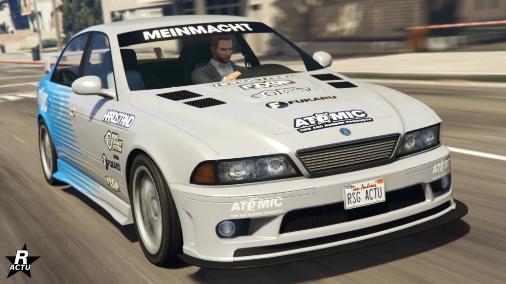 L'arrière du bolide allemand Ubermacht Sentinel XS4 dans Grand Theft Auto Online. La voiture est présentée sur l'image avec une carrosserie grise et des autocollants de course automobile sur le capot, et une décalcomanie bleue sur les côtés latéraux.