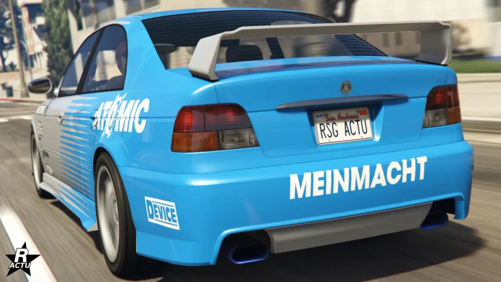 L'arrière de la berline Ubermacht Sentinel XS4 dans GTAO. Le véhicule est de couleur gris avec une décalcomanie bleue recouvrant une grande partie de l'arrière de la carrosserie.