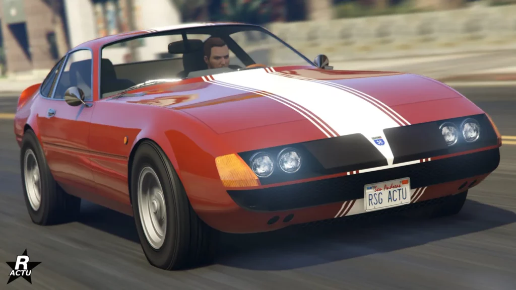 Vue avant de la voiture italienne "Grotti GT750" sur une route de GTA Online. Le véhicule est peint de couleur rouge foncé avec une décalcomanie d'une bande blanche sur le capot.