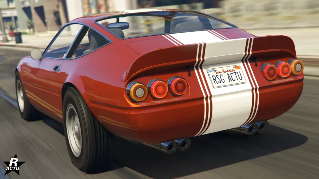 Vue arrière du bolide rétro "Grotti GT750" dans le jeu Grand Theft Auto Online de Rockstar Games. La voiture est peinte sur l'image en rouge foncé et possède une décalcomanie d'une bande blanche reliant le coffre et le pare-chocs arrière.