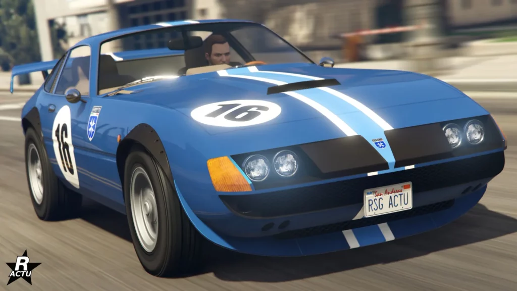 Vue avant du véhicule de sport "Grotti GT750" dans GTAO. La voiture rétro est peinte en bleu foncé et dispose d'autocollants de course, dont le numéro "16" dans un rond blanc sur les portières et le capot.