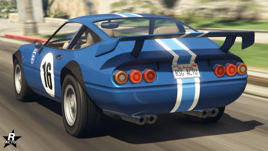 Vue arrière du véhicule italien "Grotti GT750" peint en bleu clair et disposant d'une décalcomanie d'une double bande blanche fine sur le coffre.