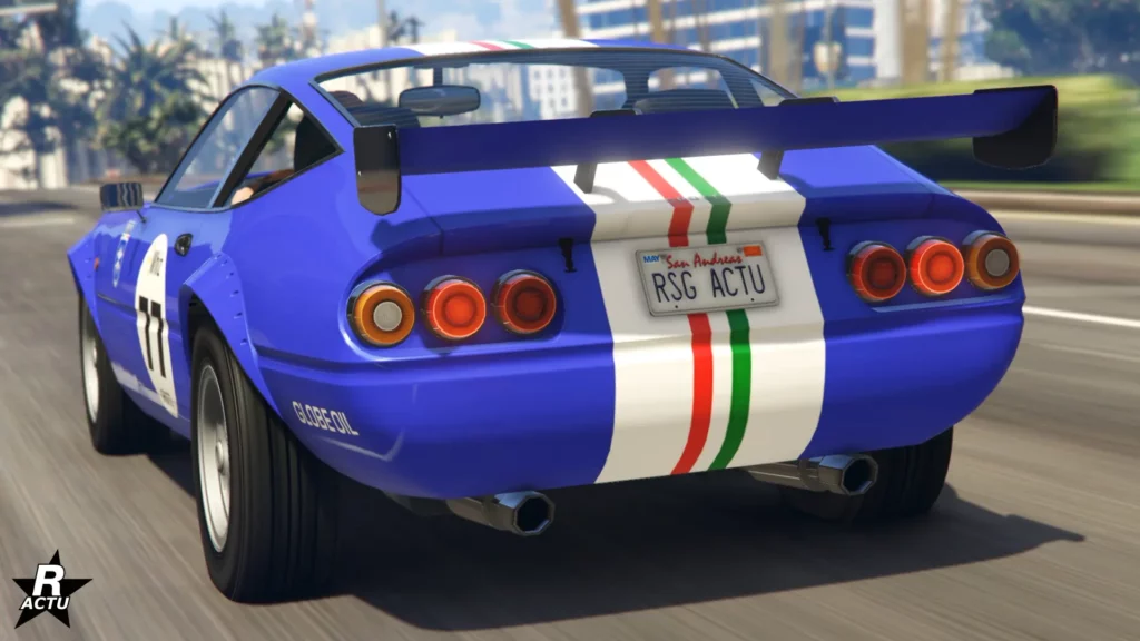 Vue arrière du véhicule rétro "Grotti GT750" peint en bleu ultra et disposant d'une décalcomanie d'une large bande blanche incrustée du drapeau italien sur le coffre.