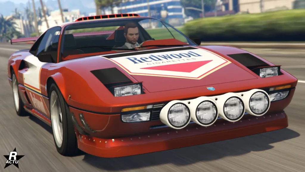 L'avant de la voiture italienne Grotti Itali Classique dans une customisation de rallye. La carrosserie est peinte en rouge, un autocollant blanc Redwood se trouve sur le capot et des phares supplémentaires sont incrustés dans le pare-chocs.