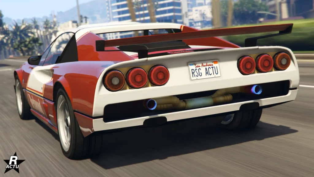 L'arrière de la voiture italienne Grotti Itali Classique sur une route de GTA Online. Sa peinture est de couleur rouge et un motif de rallye avec des bandes blanches sont sur le véhicule.