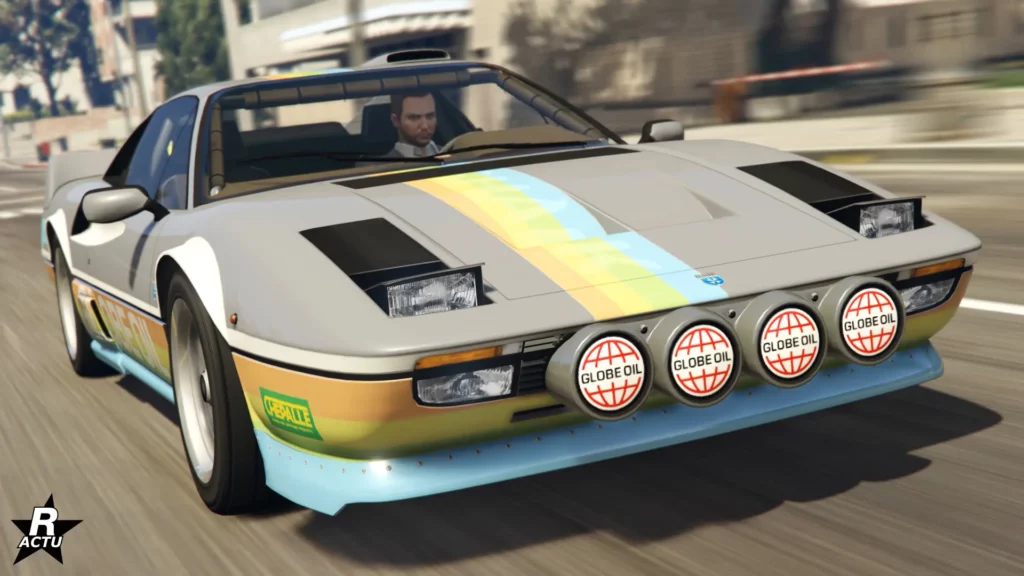 Vue avant de la sportive classique "Grotti Itali Classique" sur une route du jeu vidéo Grand Theft Auto Online. Le véhicule rétro est peinte en grise avec une bande jaune, vert et bleu ciel sur le capot et le bas de caisse.