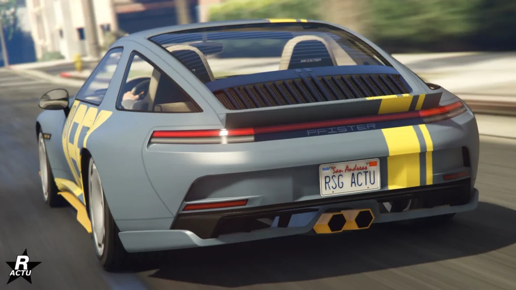 L'arrière du véhicule sport classique Pfister Astrale sur une route de GTA Online. La voiture allemande est peinte en grise avec une bande jaune paster sur le coffre.