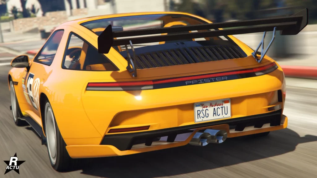 Vue arrière du bolide rétro Pfister Astrale sur une route de Los Santos. La voiture allemande est peinte en jaune.