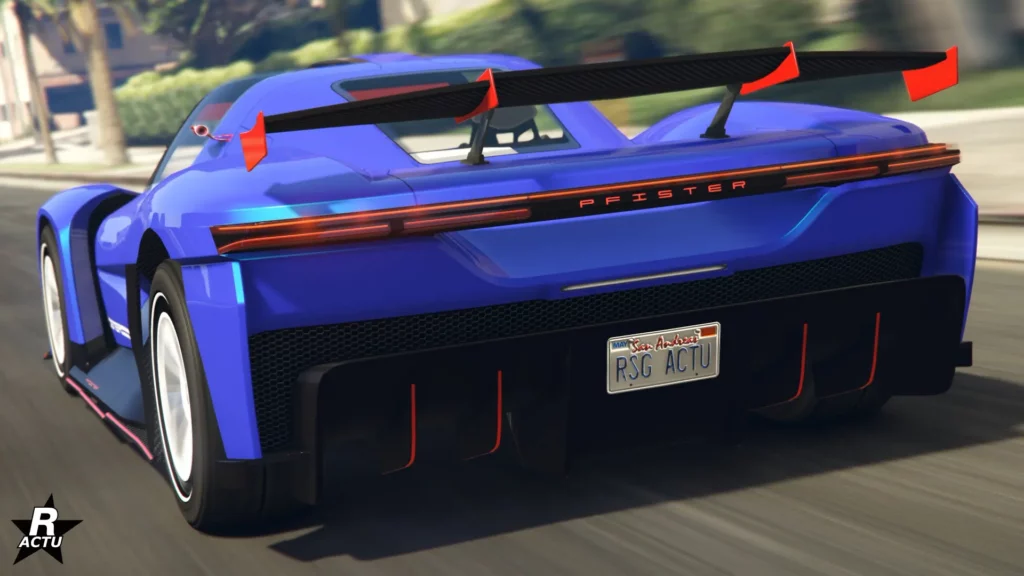 Vue arrière de la voiture Pfister X-treme, elle est peinte en bleue avec des finitions rouges sur l'aileron et le diffuseur de course.