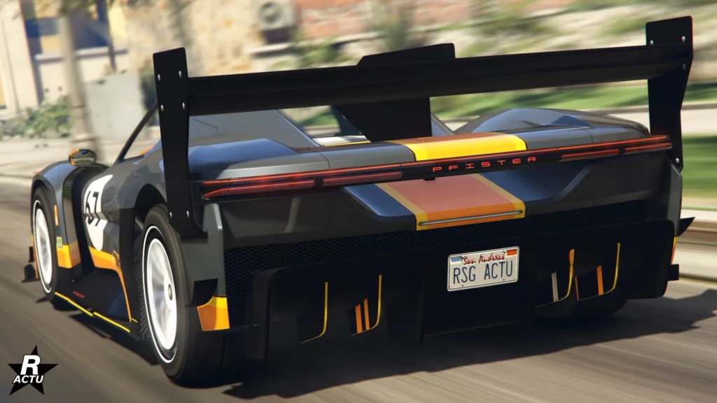 Vue arrière de la voiture de type super car, Pfister X-treme, dans GTA Online. La carrosserie du véhicule est peint en gris foncé avec une bande orange sur le coffre.