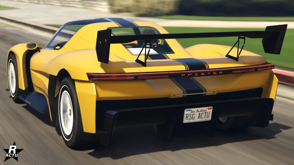 L'arrière du véhicule peint en jaune avec une décalcomanie d'une bande noire sur le coffre du bolide.