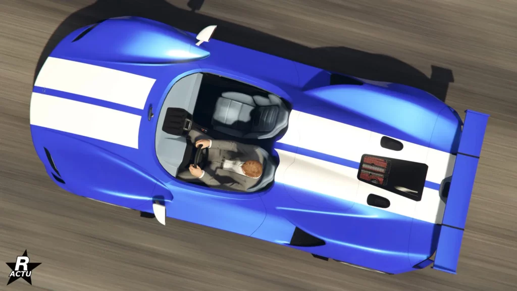 Vue du dessus de la voiture Progen Luiva. Le roadster de GTA Online est peint en bleu ultra et un motif d'une double bande blanche traverse la carrosserie du capot au coffre.