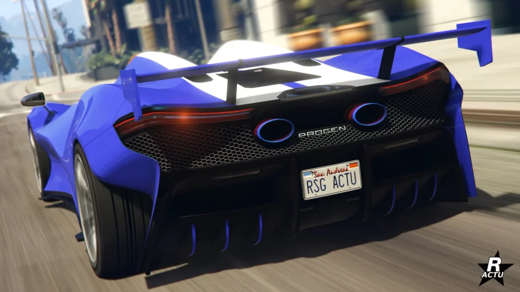 Vue arrière de la voiture de GTA Online de type roadster, Progen Luiva. Le véhicule est peint en bleu ultra avec une décalcomanie d'une double bande blanche sur son coffre.