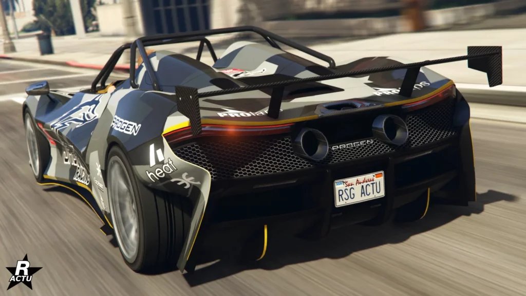 Vue arrière de la voiture Progen Luiva dans le jeu GTA Online de Rockstar Games. Le roadster dispose sur sa carrosserie un motif militaire noir et gris, et des arceaux de sécurité entoure la cockpit.