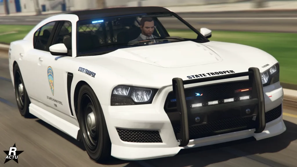 L'avant du véhicule de flics "Bravado Buffalo Cruiser" qui a sa peinture de couleur blanche et son toit en carbone.