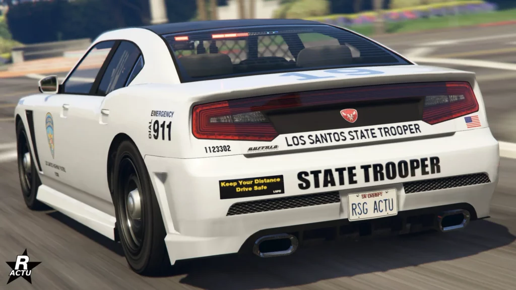 L'arrière de la grosse cylindrée "Bravado Buffalo Cruiser" sur une route de GTA Online. Le véhicule de police est de couleur blanche.
