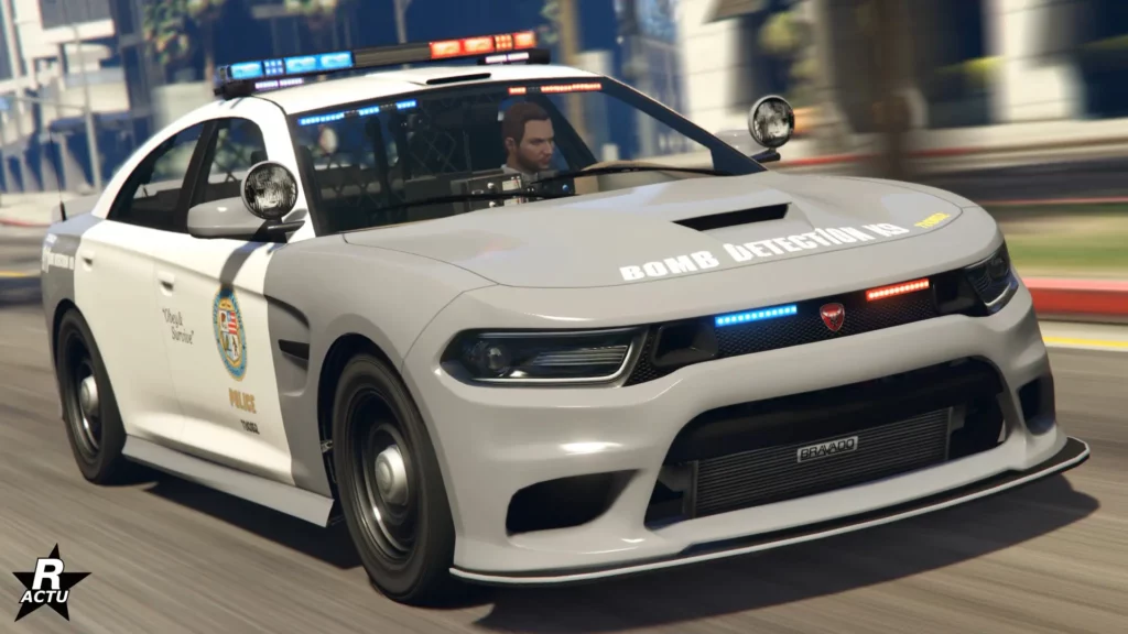 L'avant de la voiture de police "Bravado Buffalo STX de poursuite" sur une route de GTA Online. Elle est peinte en deux tons, blanche et grise.