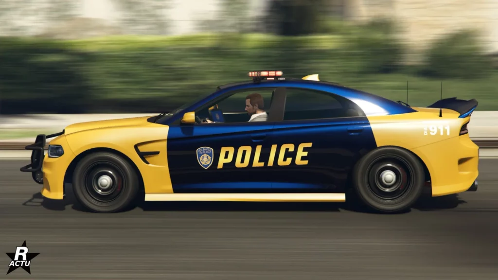 Vue latérale de la voiture de police "v" peinte en jaune et bleu foncé.