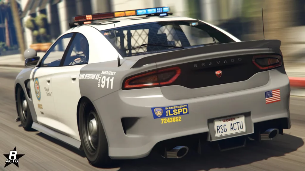 L'arrière de la muscle car de police "Bravado Buffalo STX de poursuite" dans le jeu vidéo Grand Theft Auto Online. Le véhicule de flics est peint en blanc et en gris.