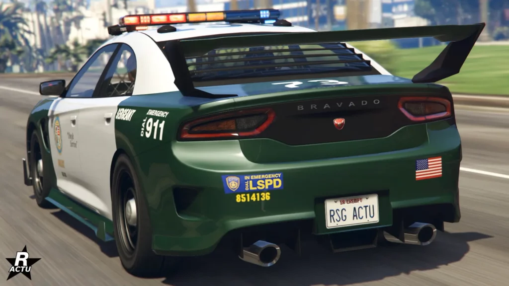 Vue arrière du véhicule de flics "Bravado Buffalo STX de poursuite" sur une route du jeu GTA Online. La muscle car des années 2010 est peinte en verte et en blanc.