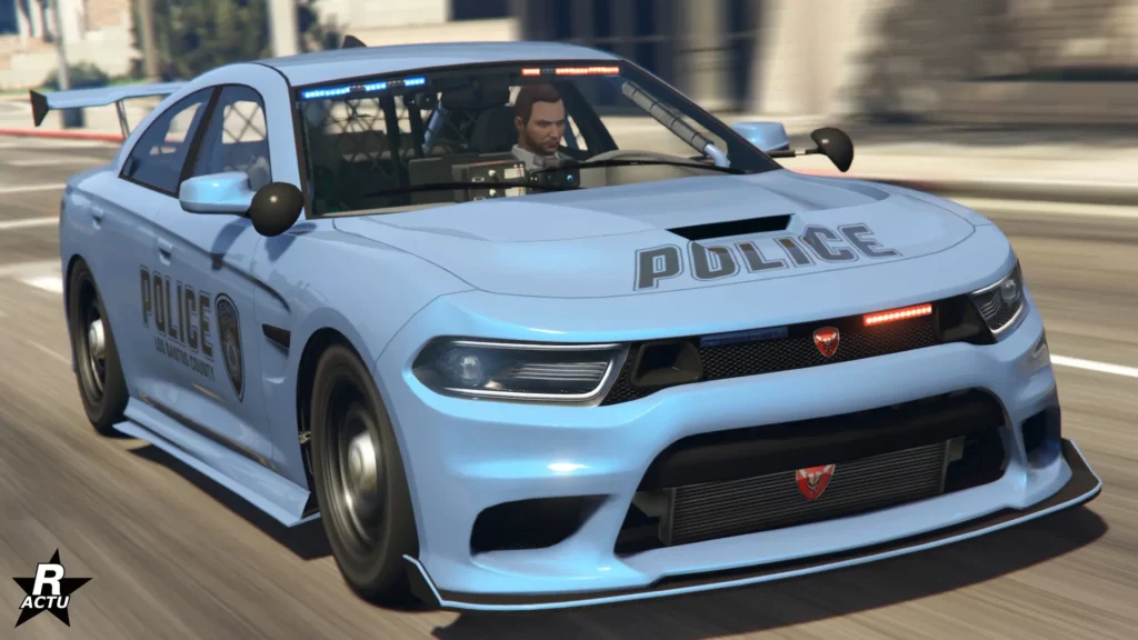 Grosse cylindrée "Bravado Buffalo STX de poursuite" vue de devant et peinte intégralement en bleu nautique et avec des décalcomanies de police sur la carrosserie.